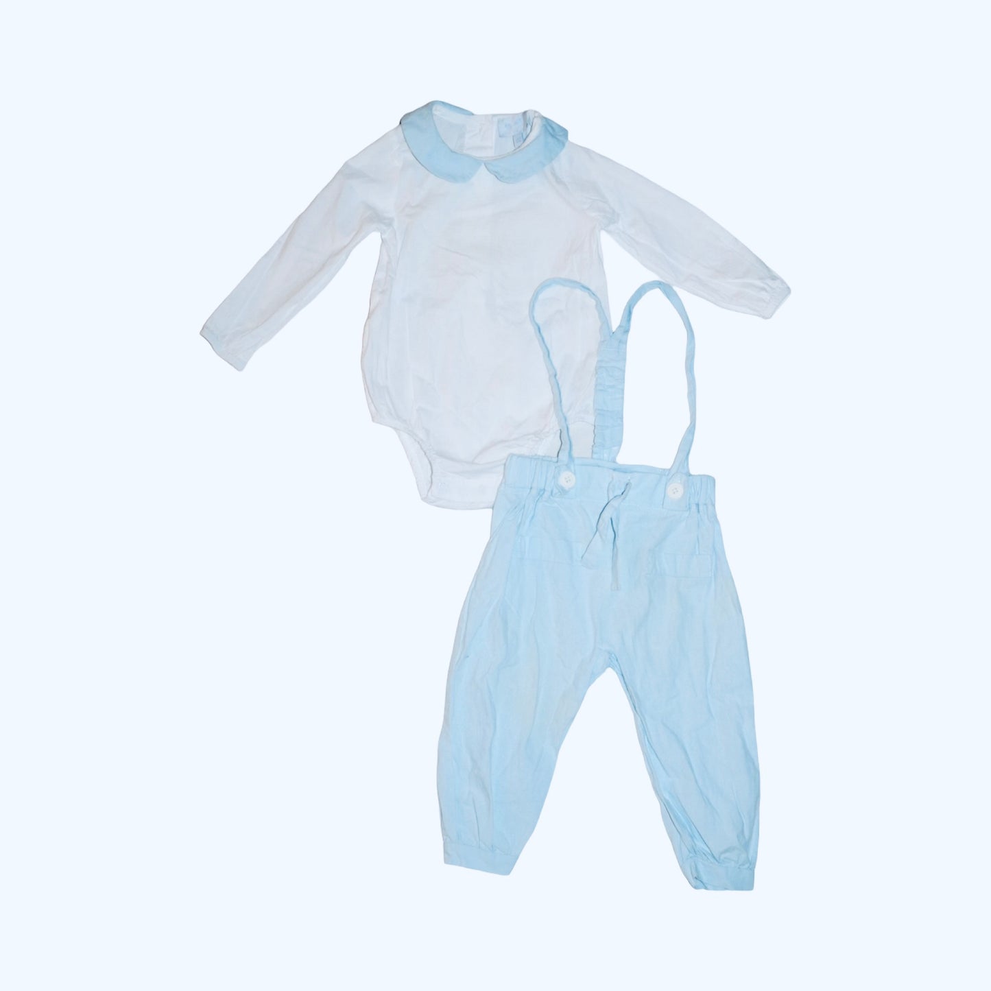 Långärmad Bodysuit & Hängselbyxor Matchande Set från Mon Petit - Storlek 80 - Ljusblå & Vit