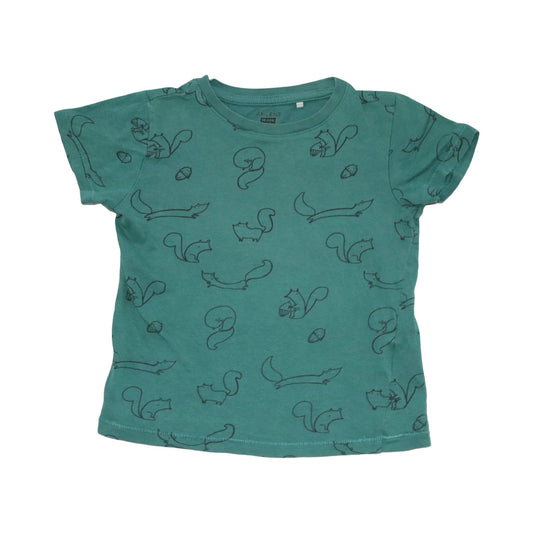 Kortärmad T-shirt från ÅHLENS - Storlek 98/104 - Grön & Svart